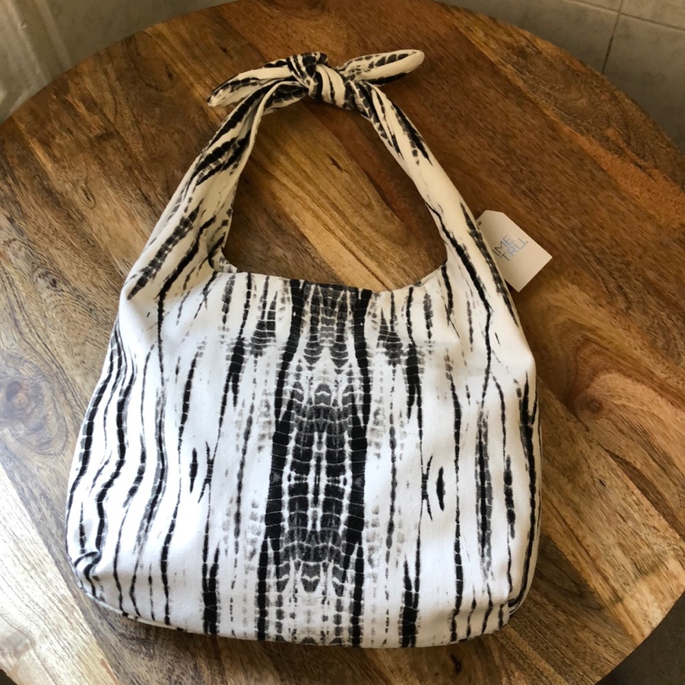 Black and white beach bag
